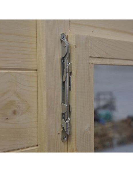 Metall Treibriegel Verschluss an einem Holzfenster von einem Gartenhaus