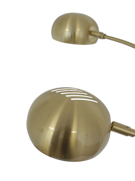 Nahaufnahme einer goldenen Lampe mit verstellbarem Arm