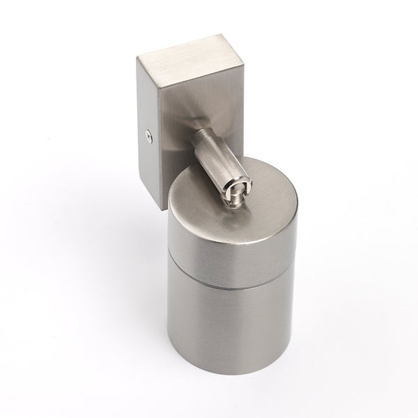 Verstellbarer Außenwandstrahler aus gebürstetem Edelstahl mit zylindrischem Kopf und rechteckigem Sockel.