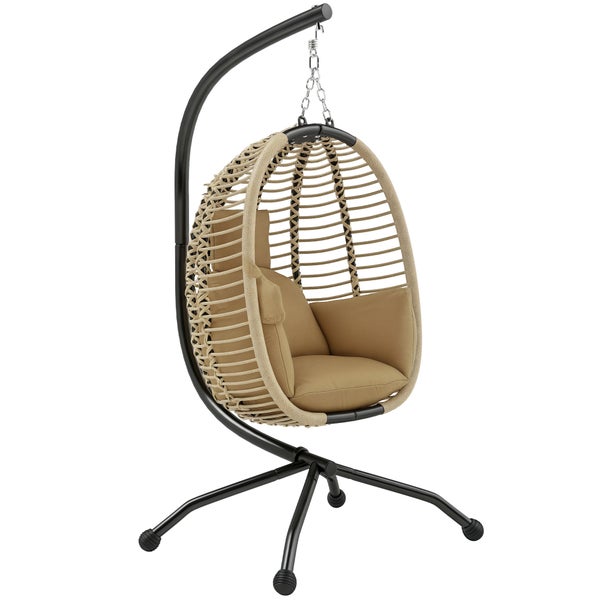 Hängesessel aus Geflecht mit Gestell auf einer hellen, organisierten Terrasse mit Sofa, Beistelltisch und Sichtschutz.