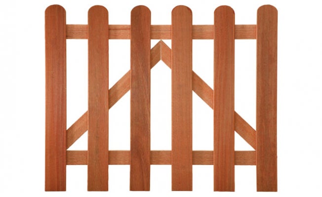 Gartentor aus Holz mit abgerundeten Staketen und diagonaler Verstrebung.