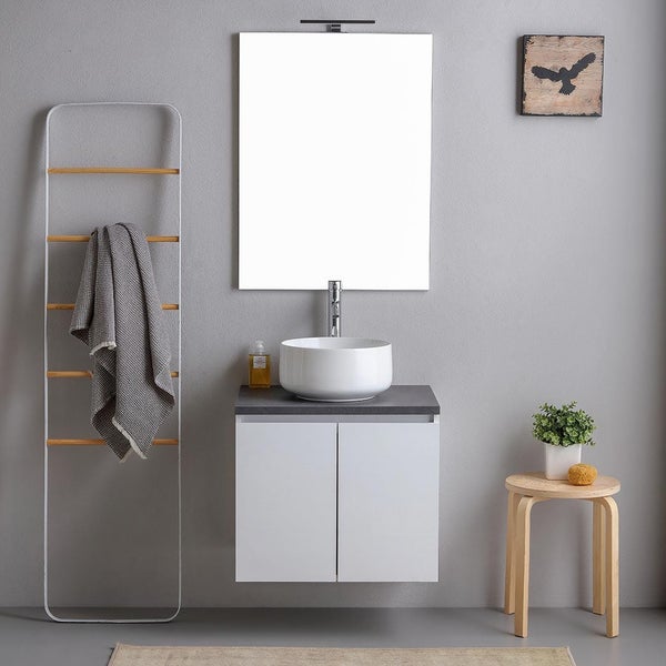 Modernes Badezimmer mit weißem Hänge-Unterschrank, rundem Aufsatzwaschbecken, hoher Armatur, Spiegel mit Leuchte, Handtuchleiter und Hocker.