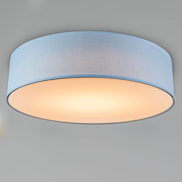Runde Deckenleuchte mit hellblauem Stoffschirm und Diffusor für warmes, gleichmäßiges Licht.