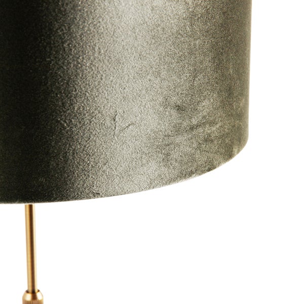 Nahaufnahme eines Lampenschirms aus Samt mit goldenem Lampenfuss