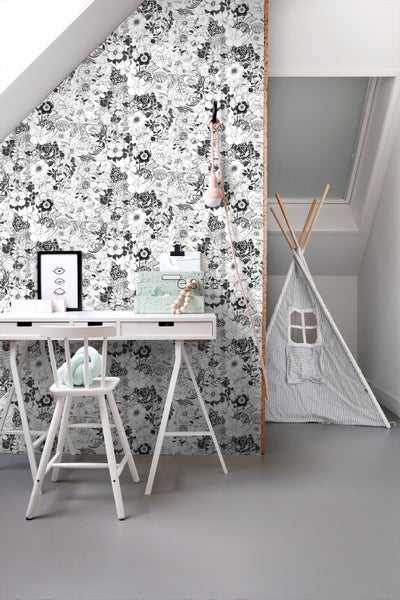 Kinderzimmer im Dachgeschoss mit Schreibtisch, Stuhl, Spielzelt und Blumentapete
