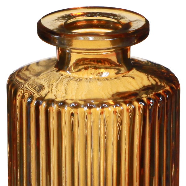 Bernsteinfarbene Glasvase mit gerippter Oberfläche, schmalem Hals und weitem Rand.