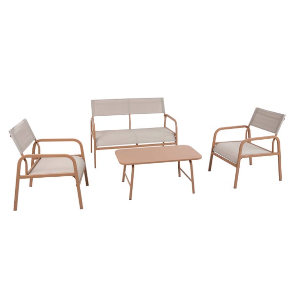 Vierteiliges Garten-Lounge-Set aus Metall und Textilen in Pfirsich und Beige mit einem Sofa, zwei Sesseln und einem niedrigen Tisch.