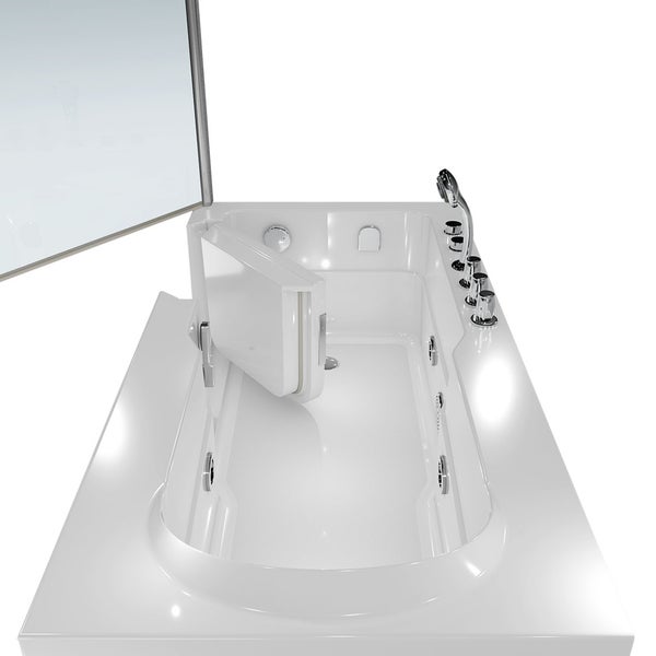 Barrierefreie Sitzbadewanne mit Tür, Whirlpool-Düsen, verchromten Armaturen und Handbrause.