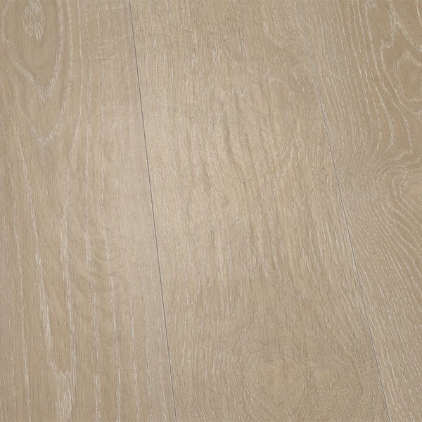 Laminatboden mit Eichenholzoptik und strukturierter Oberfläche in Paneeloptik