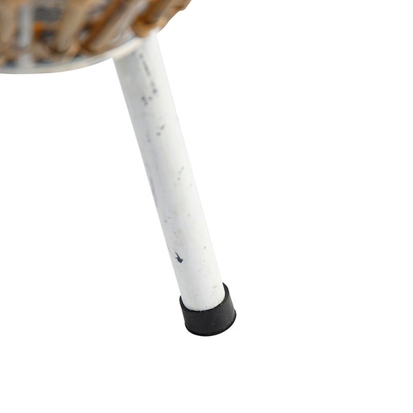 Detailansicht eines Stuhlbeins aus Metall mit Bodenschoner.