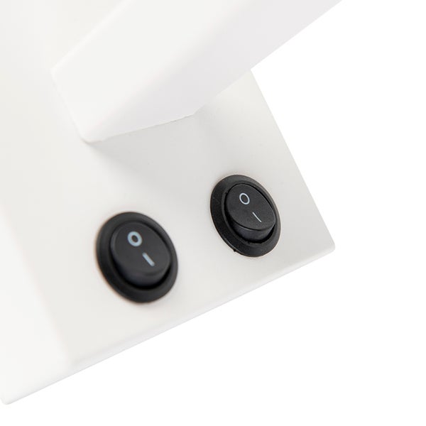 Nahaufnahme von zwei Schaltern an einer weißen Lampe