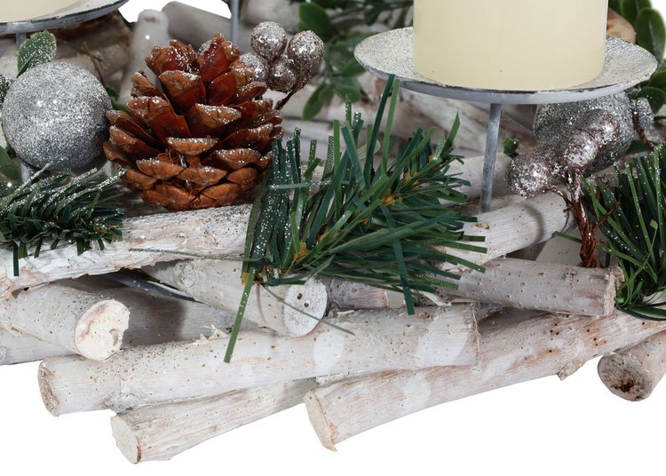 Dekoration mit Tannenzweigen, Zapfen und Holzelementen