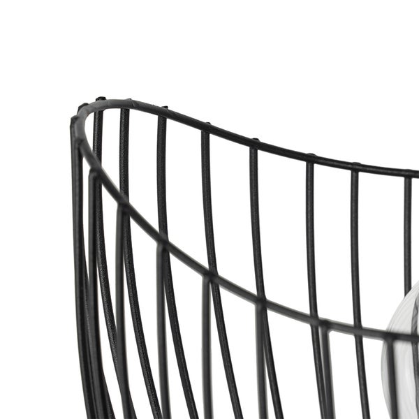 Detailansicht eines schwarzen Drahtkorbs