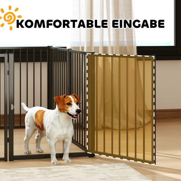 Hund steht vor einem schwarzen Hundegitter mit einer einfachen Durchgangstür.