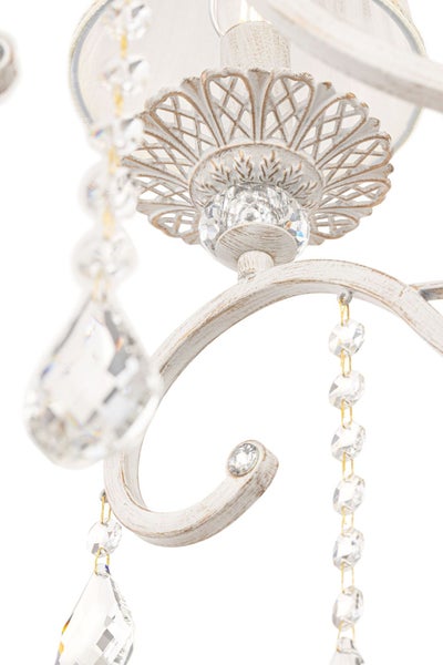 Detailaufnahme einer Deckenleuchte mit Kristallanhängern