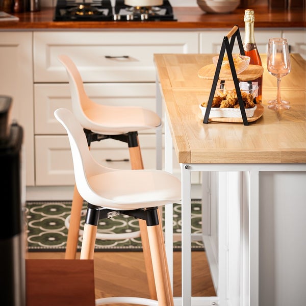 Szene einer Küchentheke mit zwei Hockern, Speisen und Getränken auf einem zweistöckigen Servierständer