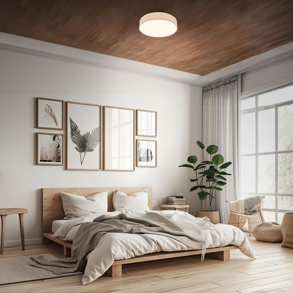 Helles, modern eingerichtetes Schlafzimmer mit Holzbett, Deckenleuchte und Bildergalerie an der Wand.