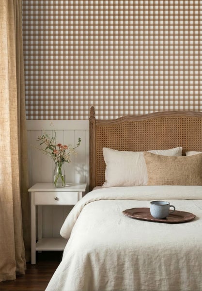 Gemütliches Schlafzimmer mit Vichy-Karo-Tapete, weißer Wandvertäfelung und hölzernem Bett mit Kopfteil aus Wiener Geflecht.