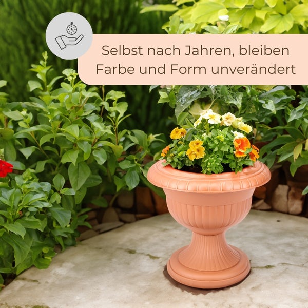 Ein Pflanzpokal mit Blumen in einem Garten. Das Symbol weist auf die langjährige Beständigkeit von Form und Farbe hin.