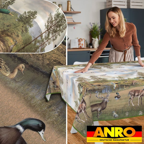 Dekorative Tischdecke mit Wildtiermotiv in einer Küchenszene.