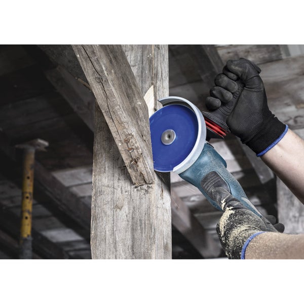 Eine Person schneidet Holz mit einem Winkelschleifer.