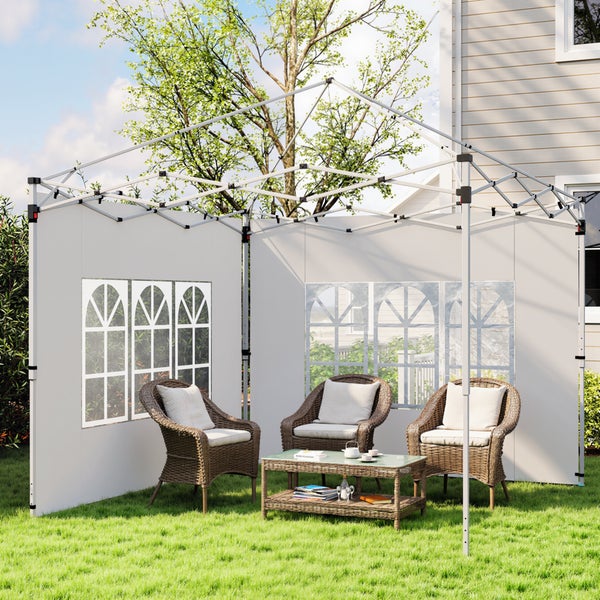 Faltpavillon-Gestell mit Seitenwänden und Bogenfenstern im Garten, darunter Gartenmöbel aus Polyrattan auf einer Rasenfläche.