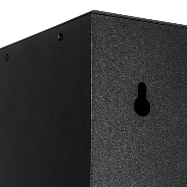 Detailansicht einer schwarzen strukturierten Oberfläche mit Schlüsselloch-Aufhängung für die Wandmontage.