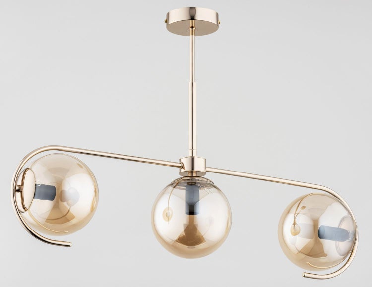 Moderne Deckenleuchte mit drei kugelförmigen Glasschirmen und metallischem Gestell für eine elegante Beleuchtung im Wohnraum.