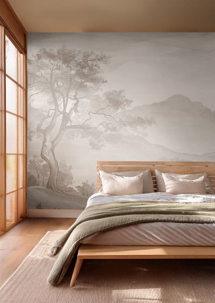 Heller Schlafzimmerraum mit einem Wandbild eines Baums und einer Berglandschaft über einem Bett