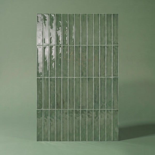 Wandfliesen in Stäbchenoptik mit glänzender Oberfläche für eine dekorative Wandgestaltung im Innenbereich.