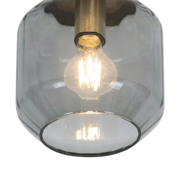 Deckenleuchte mit transparentem Glasschirm und Glühbirne