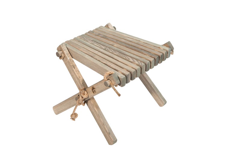 EcoFurn Klapphocker aus grauen Holzlatten und Seil, rustikaler Beistelltisch.