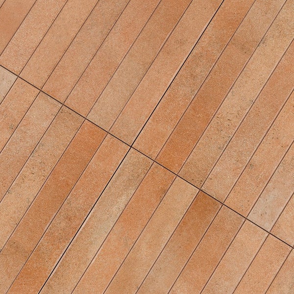 Steinplatte mit Dielenoptik für den Außenbereich