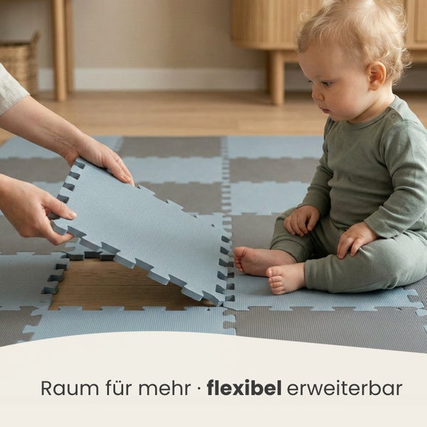 Baby sitzt auf einer erweiterbaren Puzzlematte aus Schaumstoff, während Hände ein weiteres Puzzleteil hinzufügen.