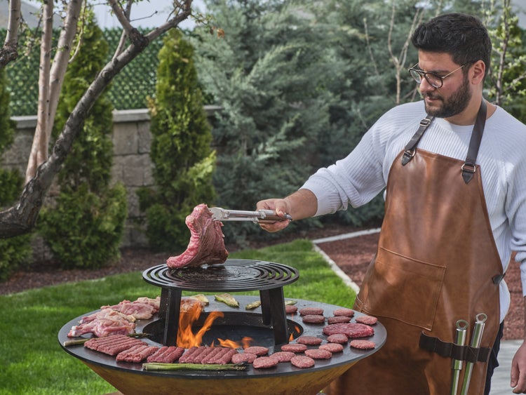 The Favilla FUEGO CORTEN Feuerschale mit Grillring – Outdoor Grill aus Cortenstahl – Feuerstelle mit 3 Temperaturzonen, Holzlager & Grillrost – Design-Grill Ø 85 cm inkl. Abdeckhaube