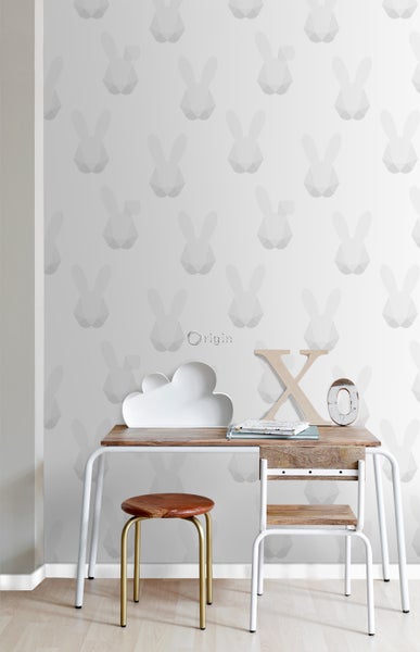 Kinderschreibtisch mit Stuhl und Hocker vor Tapete mit Hasenmuster