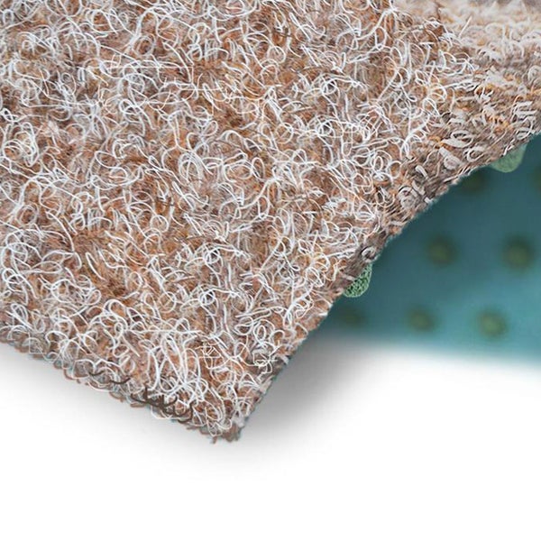 Nahaufnahme einer Fußmatte mit Schlingenstruktur und genoppter Rückseite.