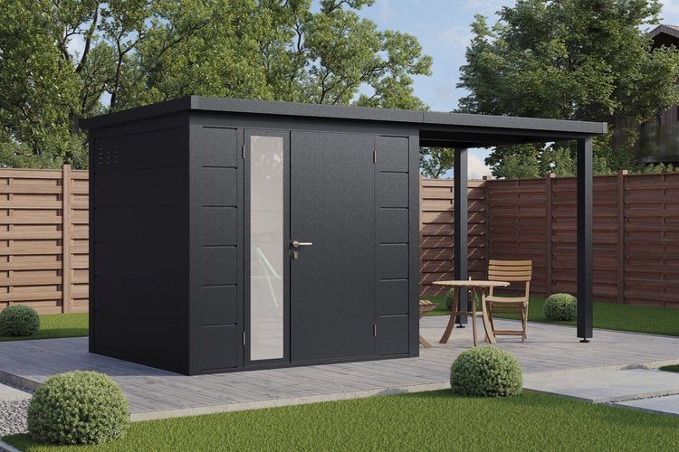 Modernes Gartenhaus aus Metall mit seitlichem Anbau und integrierter Tür mit Glaseinsatz auf einer Terrasse im Garten.