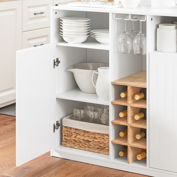 Weißer Küchenschrank mit Geschirr, Gläsern und Weinregal