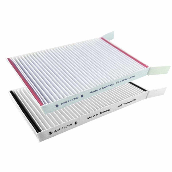 Zwei Innenraumfilter mit der Aufschrift Luftstrom, hergestellt in Deutschland, F7/ePM1 60 Prozent und ISO Coarse 60 Prozent