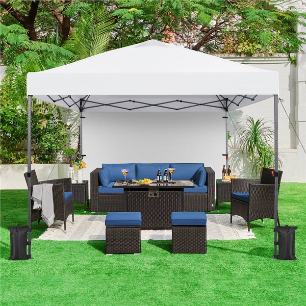 Gartenszene mit Pavillon, Sitzgruppe und Outdoor-Möbeln auf einer Rasenfläche.