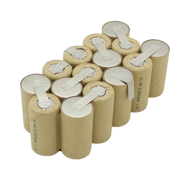 Brauner Nickel-Metallhydrid-Akkupack mit 12 Sub-C-Zellen und Lötfahnen, 3000 Milliamperestunden, 1,2 Volt pro Zelle.