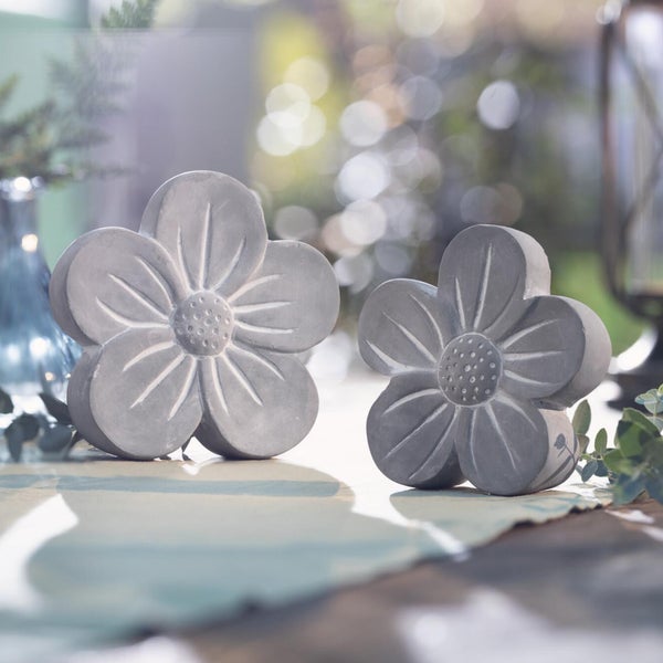 Zwei dekorative Blumenfiguren aus Beton in verschiedenen Größen für Garten oder Terrasse.