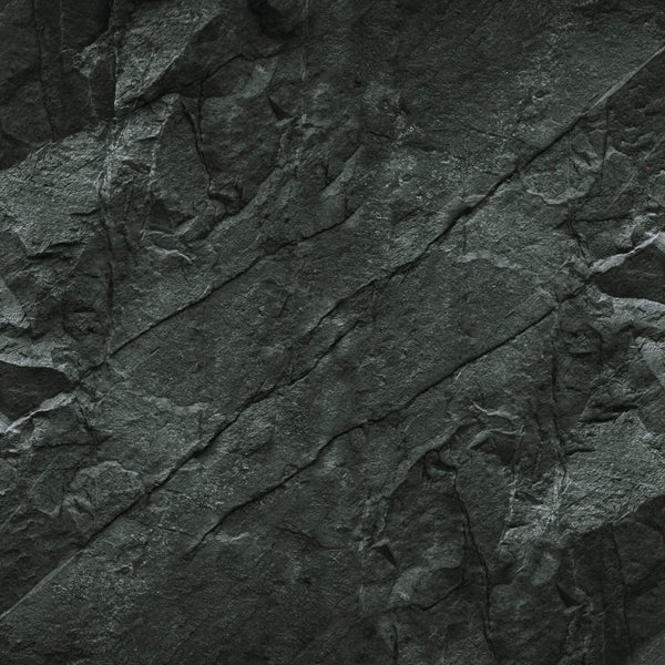 Nahaufnahme einer dunklen Schieferplatte mit rauer Textur