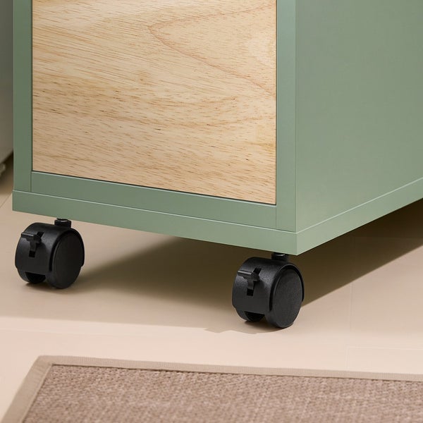 Detailaufnahme eines Rollcontainers mit Holzschublade und Rollen