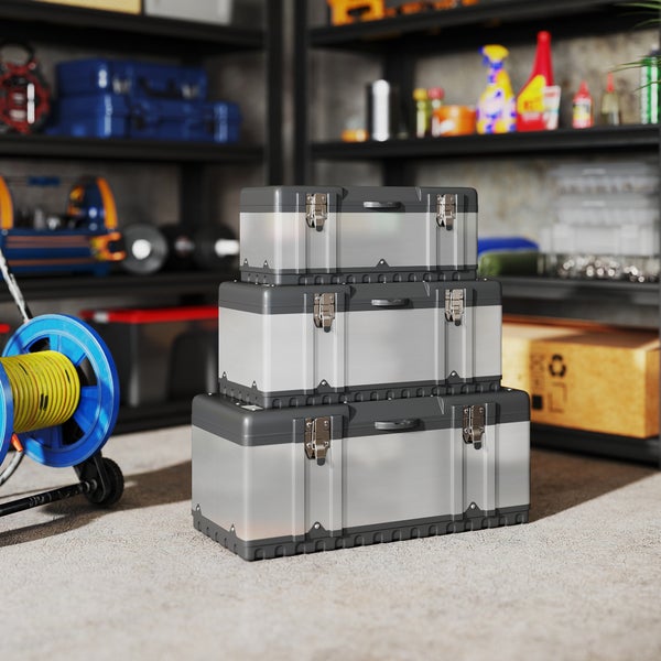 Stahl Werkzeugkisten in einer Werkstattregalanordnung