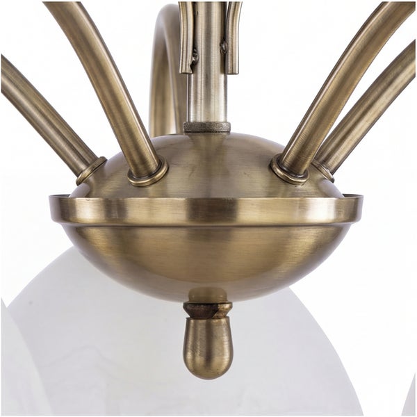 Nahaufnahme einer Deckenleuchte aus Metall und Glas