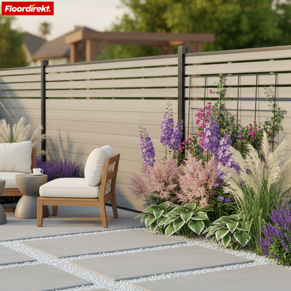 Terrasse mit Gartenmöbeln, Sichtschutzzaun und Pflanzbeet