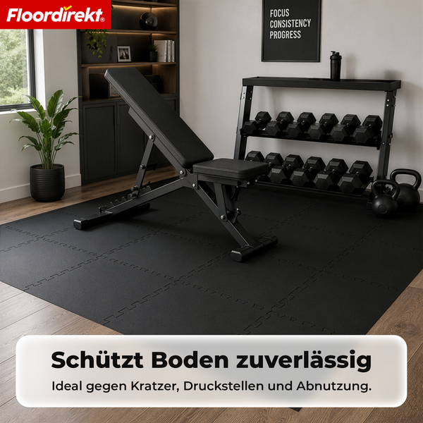 Schwarze Bodenschutzmatten als Puzzlesystem in einem Fitnessraum mit Hantelbank und Kurzhantelregal. Floordirekt Logo.