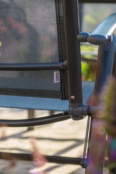 Detailansicht eines Gartenstuhls mit Netzgewebe, Metallrahmen und Garden Impressions Logo.